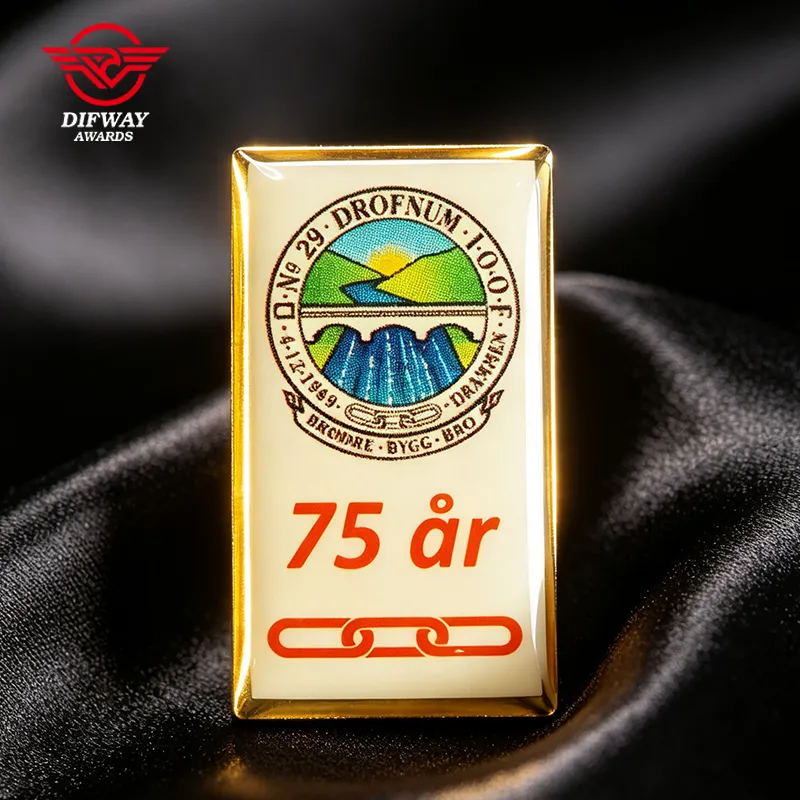 Pines de solapa dorados personalizados con impresión epoxi en latón estampado